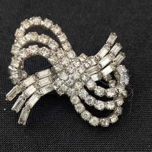 VYG Silver Rhinestone Brooch
